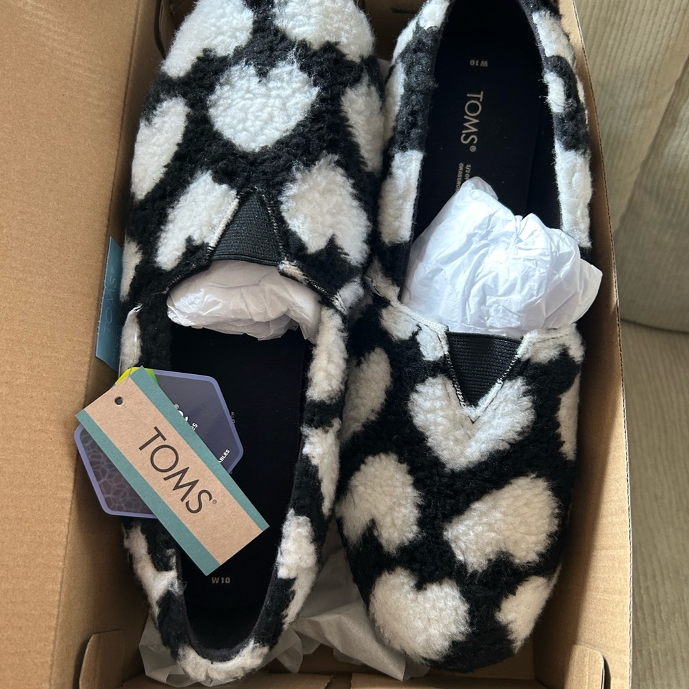 NWT Toms Alpargata shearling slippers sz 10 in box black w white hearts READ